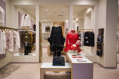 SINGAPORE - 20 HAZİRAN 2020: Singapur 'daki Marina Körfezi Kumları' ndaki Dükkanda Anne Fontaine 'in iç çekimleri