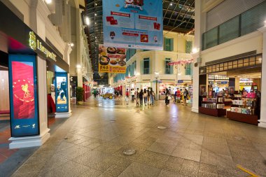 SINGAPORE - CIRCA JANUARY, 2020: Malay Caddesi sokak manzaralı, Bugis Junction alışveriş merkezinde bulunan klimalı 
