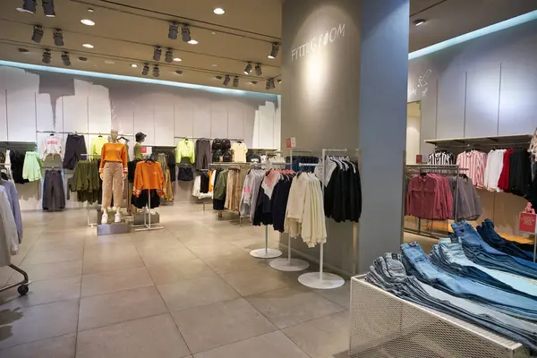 SINGAPORE - 19 Ocak 2020: Singapur 'daki H & M mağazasının içi. H & M, hızlı moda kıyafetleriyle tanınan İsveçli çok uluslu giyim perakende şirketidir..