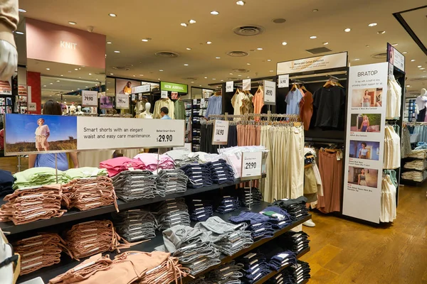 SINGAPORE - CIRCA JANUARY, 2020: UNIQLO Orchard Central 'ın iç çekimi, Global Flagship Store. Mağaza üç kat genişliğinde ve Orchard Road alışveriş kemerinde yer almaktadır..