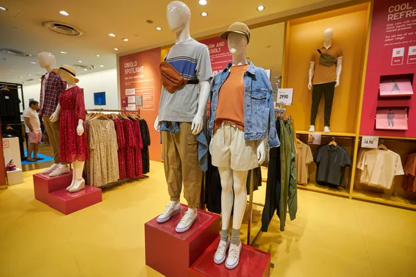 SINGAPORE - CIRCA JANUARY, 2020: UNIQLO Orchard Central 'ın iç çekimi, Global Flagship Store. Mağaza üç kat genişliğinde ve Orchard Road alışveriş kemerinde yer almaktadır..