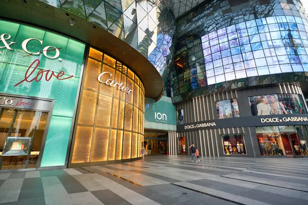 싱가포르 Circa 2020년 싱가포르의 Ion 오차드 쇼핑몰 스톡 사진