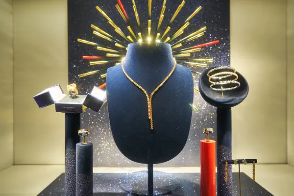 SINGAPORE - CIRCA JANUARY, 2020: jewelries on display at Chaumet store in ION Orchard shopping mall in Singapore. — Stock Image Singapore Circa January 2020 Jewelries Display Chaumet Store Ion Orchard Royalty Free Stock Photos