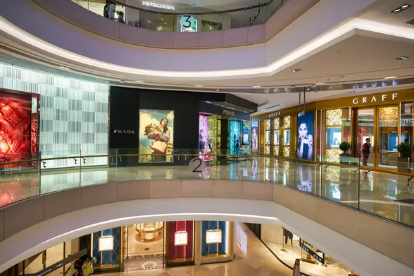 SINGAPORE - CIRCA JANUARY, 2020: interior shot of ION Orchard shopping mall in Singapore. — Stock Image Singapore Circa January 2020 Interior Shot Ion Orchard Shopping Mall Stock Picture