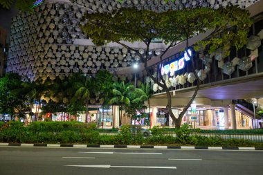 SINGAPORE - CIRCA JANUARY, 2020: Gece vakti Singapur 'da Bugis Plus caddesi manzarası.