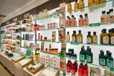 SINGAPORE - CIRCA JANUARY, 2020: Changi Havaalanı 'ndaki The Body Shop' ta kişisel bakım ürünleri sergileniyor.
