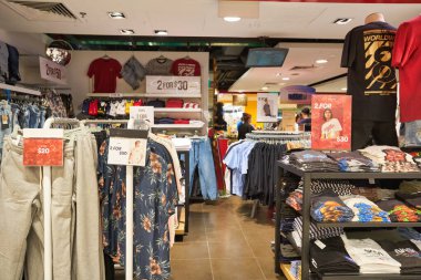 SINGAPORE - CIRCA JANUARY, 2020: Singapur Changi Havaalanı 'ndaki mağazada giysiler sergileniyor.