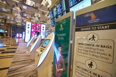 SINGAPORE - CIRCA JANUARY, 2020: Singapur Havayolları self-servis tesisleri Terminal 3, Changi Havaalanı. Changi Havaalanı Singapur 'a hizmet veren büyük bir sivil havaalanıdır..