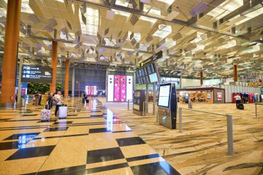 SINGAPORE - CIRCA JANUARY, 2020: Terminal 3 'ün iç çekimi, Singapur Changi Havaalanı. Changi Havaalanı Singapur 'a hizmet veren büyük bir sivil havaalanıdır..