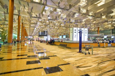 SINGAPORE - CIRCA JANUARY, 2020: Terminal 3 'ün iç çekimi, Singapur Changi Havaalanı. Changi Havaalanı Singapur 'a hizmet veren büyük bir sivil havaalanıdır..