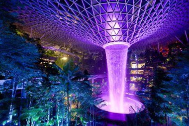 SINGAPORE - CIRCA JANUARY, 2020: Jewel Changi Havalimanı 'nda 40 metre ayakta duran dünyanın en büyük ve en uzun şelalesi Yağmur Girdabı manzarası.