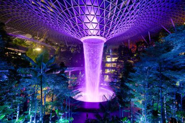 SINGAPORE - CIRCA JANUARY, 2020: Jewel Changi Havalimanı 'nda 40 metre ayakta duran dünyanın en büyük ve en uzun şelalesi Yağmur Girdabı manzarası.