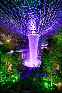 SINGAPORE - CIRCA JANUARY, 2020: Jewel Changi Havalimanı 'nda 40 metre ayakta duran dünyanın en büyük ve en uzun şelalesi Yağmur Girdabı manzarası.