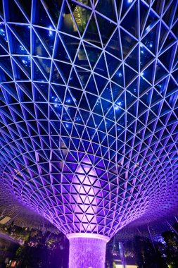 SINGAPORE - CIRCA JANUARY, 2020: Jewel Changi Havalimanı 'nda 40 metre ayakta duran dünyanın en büyük ve en uzun şelalesi Yağmur Girdabı manzarası.