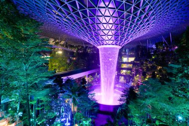 SINGAPORE - CIRCA JANUARY, 2020: Jewel Changi Havalimanı 'nda 40 metre ayakta duran dünyanın en büyük ve en uzun şelalesi Yağmur Girdabı manzarası.