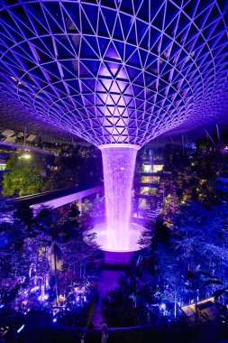 SINGAPORE - CIRCA JANUARY, 2020: Jewel Changi Havalimanı 'nda 40 metre ayakta duran dünyanın en büyük ve en uzun şelalesi Yağmur Girdabı manzarası.