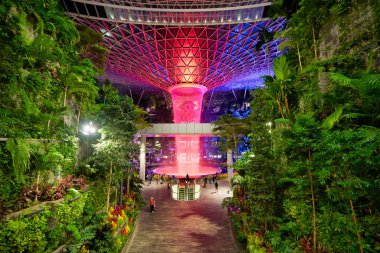 SINGAPORE - CIRCA JANUARY, 2020: Jewel Changi Havalimanı 'nda 40 metre ayakta duran dünyanın en büyük ve en uzun şelalesi Yağmur Girdabı manzarası.