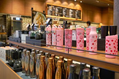 SINGAPORE - CIRCA JANUARY, 2020: Jewel Changi Havalimanı 'ndaki Starbucks Reserve' de sergilenen mallar. Starbucks Corporation bir Amerikan kahve şirketi ve kahve zinciri..