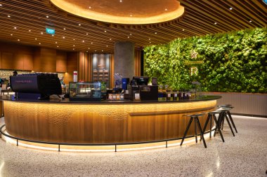SINGAPORE - CIRCA JANUARY, 2020: Starbucks Jewel Changi Havaalanı 'nın içi. Starbucks Corporation bir Amerikan kahve şirketi ve kahve zinciri..