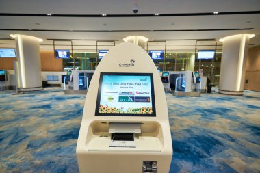 SINGAPORE - CIRCA JANUARY, 2020: Jewel Changi Havalimanı 'ndaki Erken Kontrol Odası' nda self-servis büfesi. Changi Havaalanı Singapur 'a hizmet veren büyük bir sivil havaalanıdır..