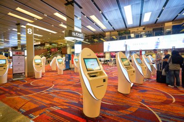 SINGAPORE - CIRCA JANUARY, 2020: Terminal 1, Changi Havaalanı 'ndaki kendi kendine hizmet kayıt merkezleri. Changi Havaalanı Singapur 'a hizmet veren büyük bir sivil havaalanıdır..