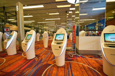 SINGAPORE - CIRCA JANUARY, 2020: Terminal 1, Changi Havaalanı 'ndaki kendi kendine hizmet kayıt merkezleri. Changi Havaalanı Singapur 'a hizmet veren büyük bir sivil havaalanıdır..