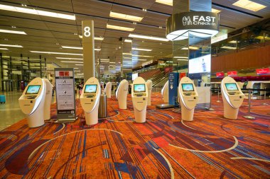 SINGAPORE - CIRCA JANUARY, 2020: Terminal 1, Changi Havaalanı 'ndaki kendi kendine hizmet kayıt merkezleri. Changi Havaalanı Singapur 'a hizmet veren büyük bir sivil havaalanıdır..