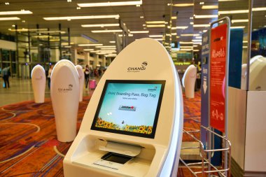 SINGAPORE - CIRCA JANUARY, 2020: Terminal 1, Changi Havaalanı 'ndaki kendi kendine hizmet kayıt merkezleri. Changi Havaalanı Singapur 'a hizmet veren büyük bir sivil havaalanıdır..