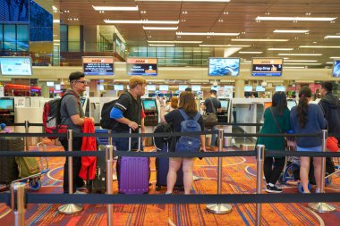 SINGAPORE - CIRCA JANUARY, 2020: İnsanlar Singapur Changi Havaalanı 'nda kontrol için sırada bekliyor.