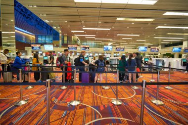 SINGAPORE - CIRCA JANUARY, 2020: İnsanlar Singapur Changi Havaalanı 'nda kontrol için sırada bekliyor.