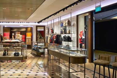 SINGAPORE - CIRCA JANUARY, 2020: Singapur Changi Havalimanı 'ndaki Burberry mağazasında sergilenen çantalar.