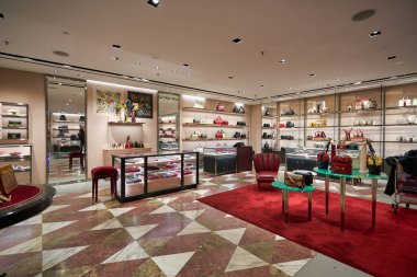 SINGAPORE - CIRCA JANUARY, 2020: Singapur Changi Havaalanı 'ndaki Gucci mağazasında sergilenen çantalar.