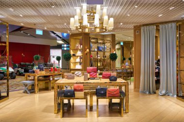 SINGAPORE - CIRCA JANUARY, 2020: Çantalar Singapur Changi Havaalanı 'ndaki Tory Burch mağazasında sergileniyor.