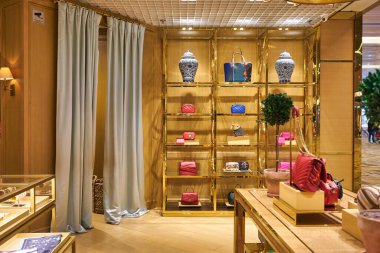 SINGAPORE - CIRCA JANUARY, 2020: Çantalar Singapur Changi Havaalanı 'ndaki Tory Burch mağazasında sergileniyor.