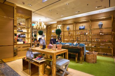 SINGAPORE - CIRCA JANUARY, 2020: Çantalar Singapur Changi Havaalanı 'ndaki Tory Burch mağazasında sergileniyor.