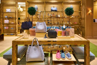 SINGAPORE - CIRCA JANUARY, 2020: Çantalar Singapur Changi Havaalanı 'ndaki Tory Burch mağazasında sergileniyor.