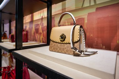 SINGAPORE - CIRCA JANUARY, 2020: Singapur Changi Havaalanı 'ndaki Koç mağazasında sergilenen bir çantanın yakın çekimi.