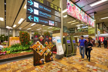 SINGAPORE - CIRCA JANUARY, 2020: Singapur Changi Havaalanı 'nın içi. Changi Havaalanı Singapur 'a hizmet veren büyük bir sivil havaalanıdır..