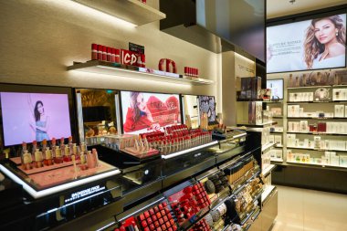 SINGAPORE - CIRCA JANUARY, 2020: Changi Havaalanı 'ndaki mağazada kişisel bakım ürünleri sergileniyor.