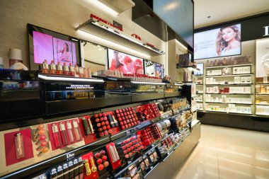 SINGAPORE - CIRCA JANUARY, 2020: Changi Havaalanı 'ndaki mağazada kişisel bakım ürünleri sergileniyor.