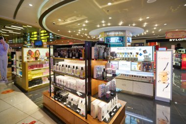 SINGAPORE - CIRCA JANUARY, 2020: Changi Havaalanı 'ndaki mağazada sergilenen parfümler.