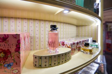 SINGAPORE - CIRCA JANUARY, 2020: Changi Havaalanı 'ndaki mağazada sergilenen parfümler.