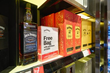 SINGAPORE - CIRCA JANUARY, 2020: Singapur Changi Havaalanı 'ndaki Şarap ve Ruhlar mağazasında çok çeşitli alkollü içecekler sergileniyor.