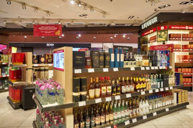 SINGAPORE - CIRCA JANUARY, 2020: Singapur Changi Havaalanı 'ndaki Şarap ve Ruhlar mağazasında çok çeşitli alkollü içecekler sergileniyor.