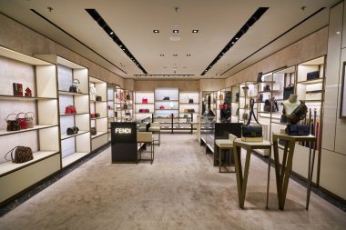 SINGAPORE - CIRCA JANUARY, 2020: Çantalar Singapur 'daki Fendi mağazasında sergileniyor.