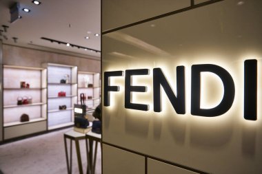 SINGAPORE - CIRCA JANUARY, 2020: Singapur Changi Havaalanı 'ndaki Fendi tabelasının yakın plan çekimi.