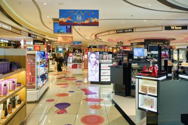 SINGAPORE - CIRCA JANUARY, 2020: Changi Havaalanı 'ndaki mağazada kişisel bakım ürünleri sergileniyor.