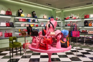 SINGAPORE - CIRCA JANUARY, 2020: Çantalar Singapur Changi Havaalanı 'ndaki Prada mağazasında sergileniyor.