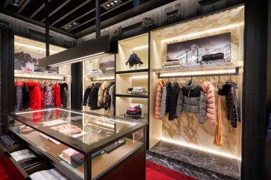 SINGAPORE - 21 HAZİRAN 2020: Singapur Changi Havaalanı 'ndaki Moncler mağazasında giysiler sergileniyor. Moncler S.P.A çoğunlukla kayak kıyafetleriyle tanınan bir giyim markasıdır..