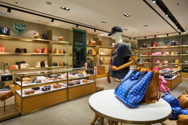 SINGAPORE - CIRCA JANUARY, 2020: Çantalar Singapur Changi Havaalanı 'ndaki MCM mağazasında sergileniyor.